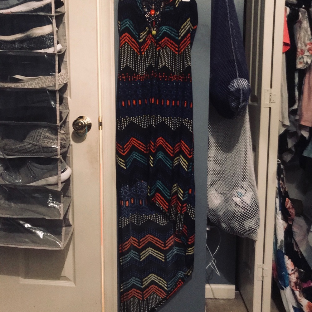 Sleeveless dress.No sleeves only wore once.